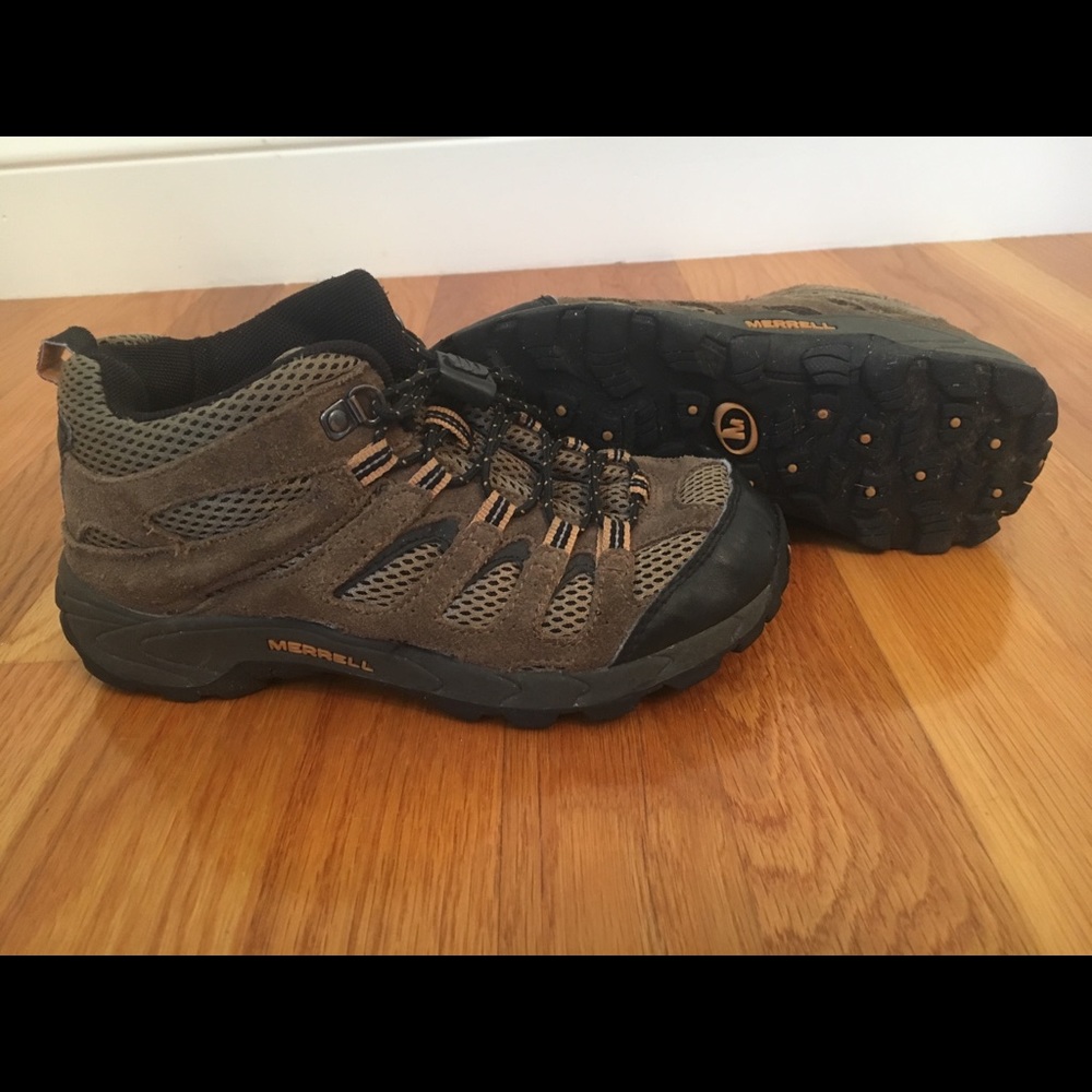 Boys size 2 Merrell MOAB Mid ankle hiking shoes